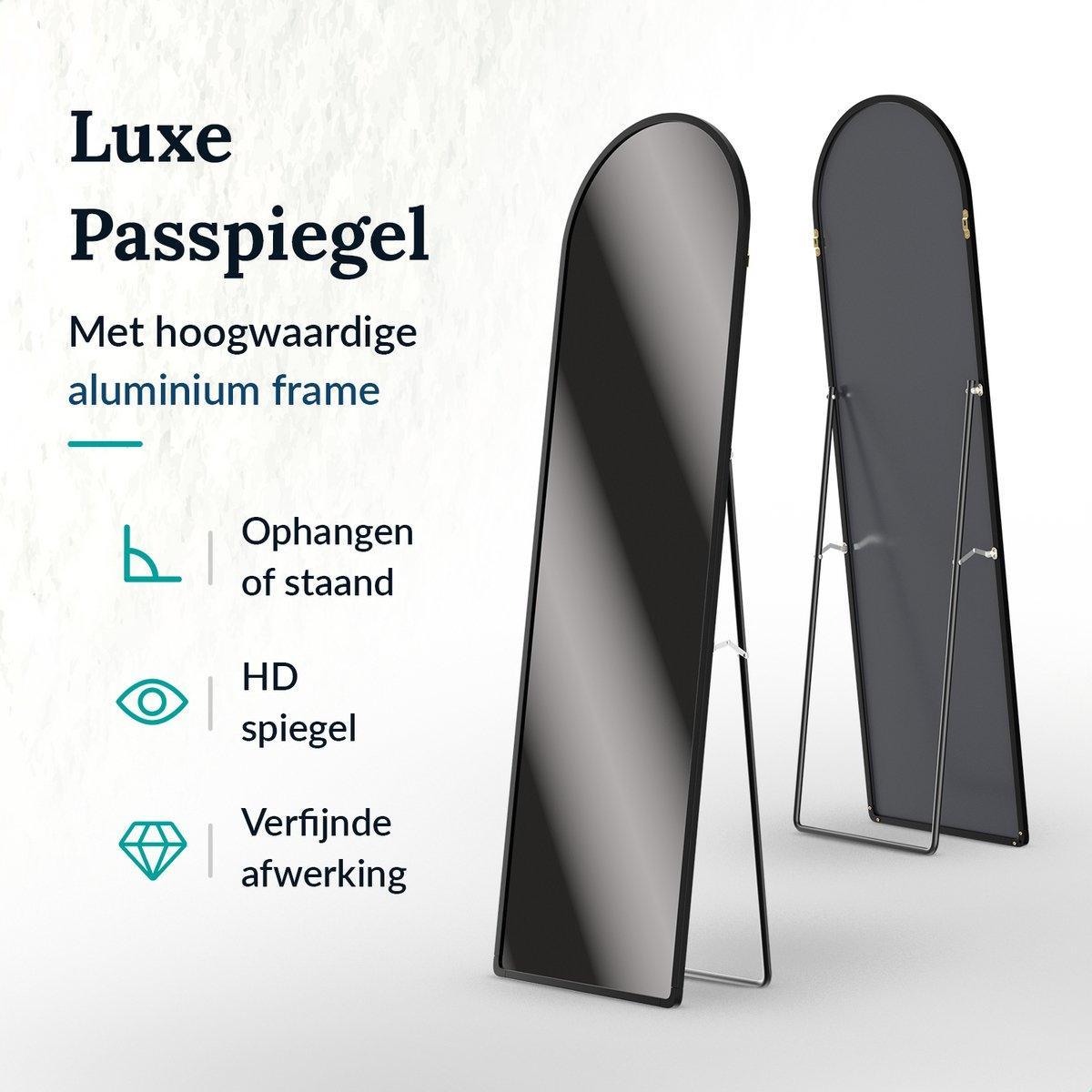 Zwarte wandspiegel met metalen frame